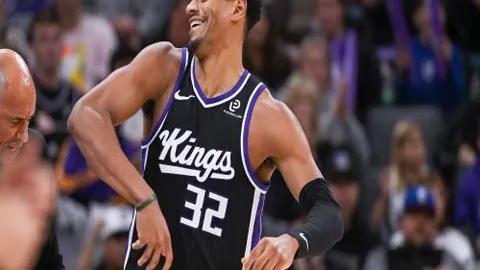 “洛夫顿受伤离场，上海男篮面临挑战？”